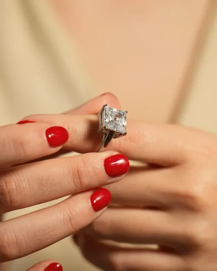 Δαχτυλίδι με τετράγωνο μονόπετρο