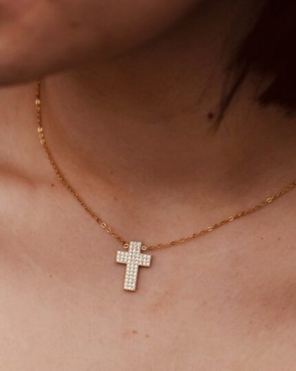 Κολιέ με διαμαντένιο σταυρό